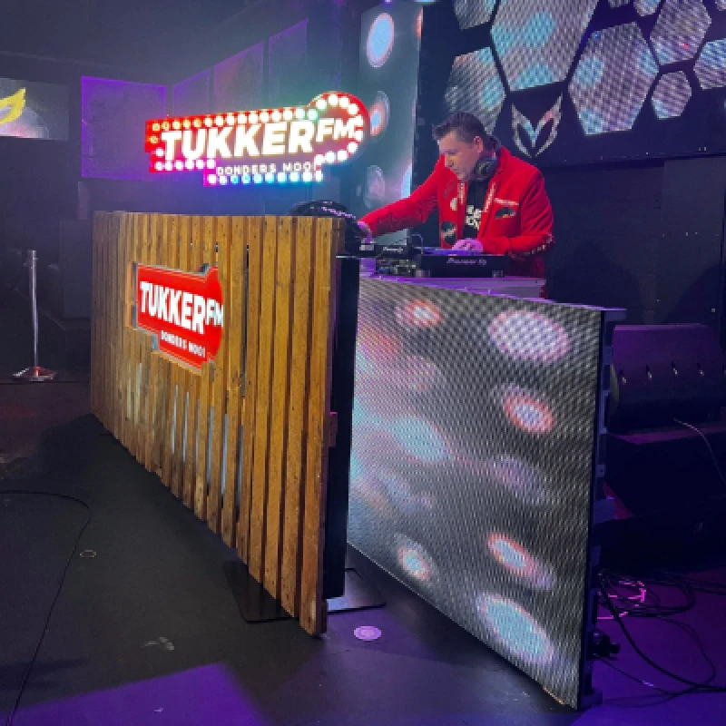 Tukker FM on toer boeken